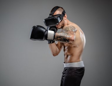 Sanal gerçeklik bardaklarda boks avcı