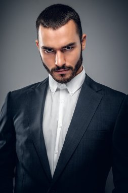 Sakallı erkek takım elbise 