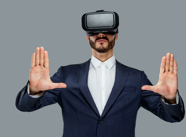 Hombre en traje con gafas de realidad virtual — Foto de Stock