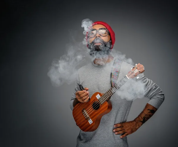 Férfi gitár tartja és cigarettázott — Stock Fotó