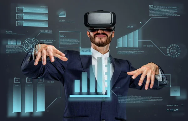 Мужчина в очках виртуальной реальности — стоковое фото