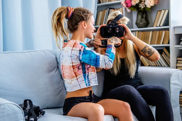 Meninas com óculos de realidade virtual — Fotografia de Stock