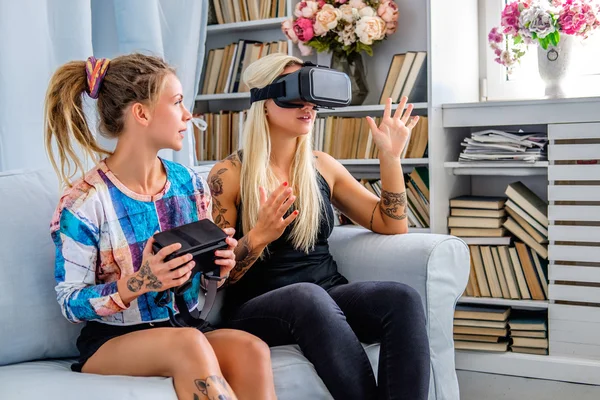 Virtuális valóság szemüveg a lányok — Stock Fotó