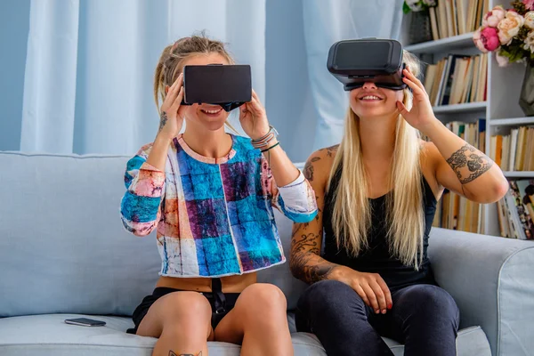 Meisjes met VR-bril — Stockfoto