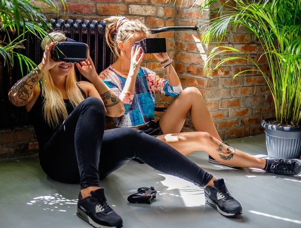 Twee blonde meisjes met VR-bril — Stockfoto