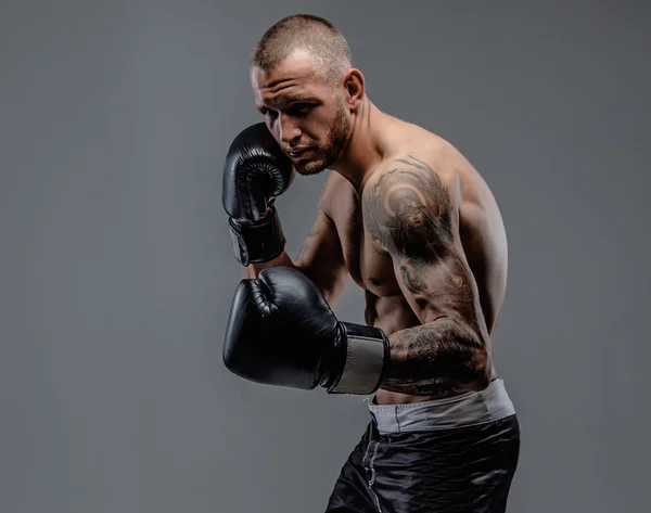 Aggressiva tatuerade fighter — Stockfoto