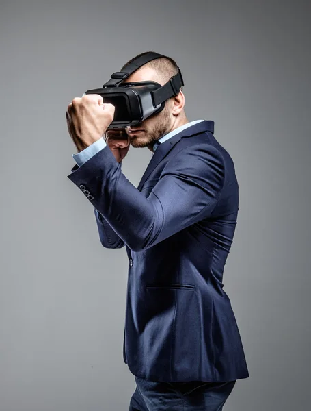 Masculino lutando com óculos de realidade virtual — Fotografia de Stock