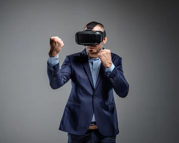 Masculino lutando com óculos de realidade virtual — Fotografia de Stock