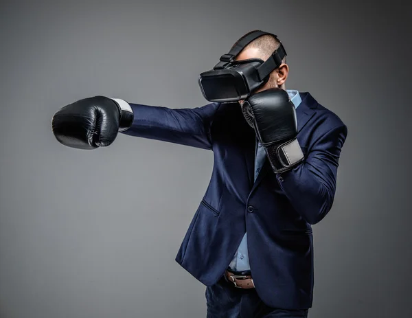 Lucha masculina con gafas de realidad virtual —  Fotos de Stock