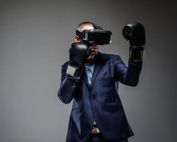 Lucha masculina con gafas de realidad virtual —  Fotos de Stock