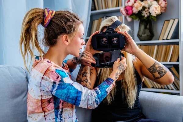 Девушки в очках виртуальной реальности Стоковая Картинка