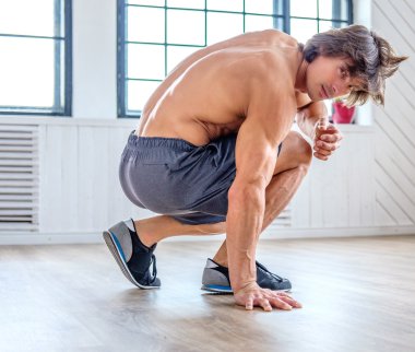 Atletik erkek katta oturan