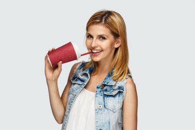 Kahve içecek tutan kadın