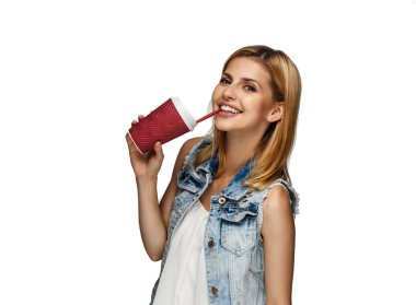 Kahve içecek tutan kadın