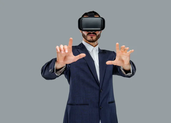 Homme en costume avec lunettes de réalité virtuelle — Photo