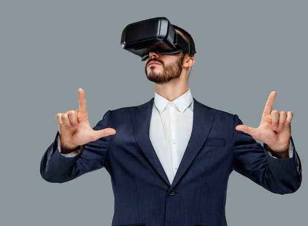 Masculino em um terno com óculos de realidade virtual — Fotografia de Stock