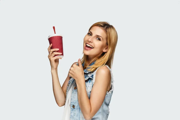 Mujer sosteniendo bebida de café —  Fotos de Stock