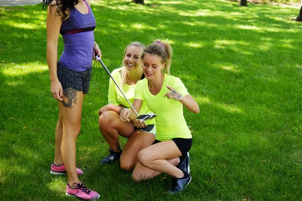 Tre ragazze sportive che fanno selfie — Foto Stock