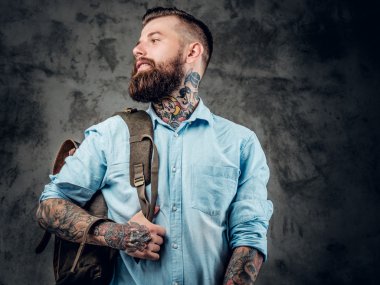 Dövmeli backpacker poz 