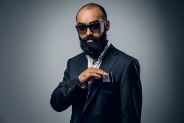 İş takım elbiseli sakallı erkek