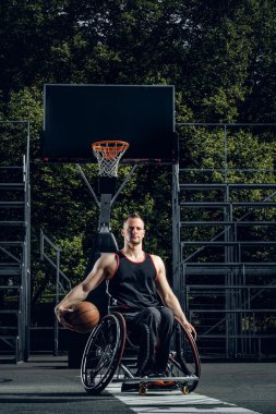 Tekerlekli sandalyede kötürüm basketbol oyuncusu