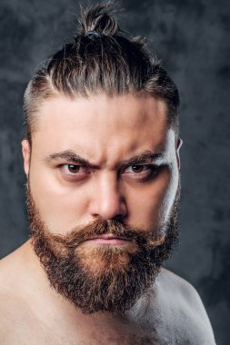 gömleksiz sakallı erkek
