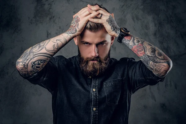 Hipster barbuto con tatuaggi sulle braccia — Foto Stock