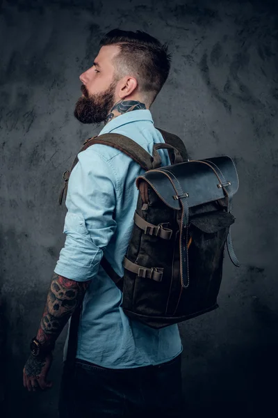 Wytatuowany backpacker pozowanie — Zdjęcie stockowe