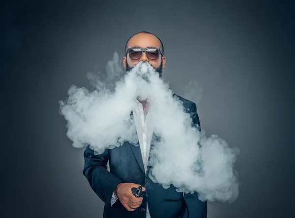 Geschäftsmann, der elektronische Zigarette raucht — Stockfoto
