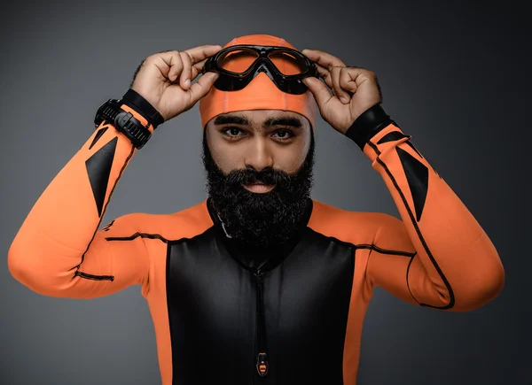 Masculino em terno de mergulho neopren laranja — Fotografia de Stock