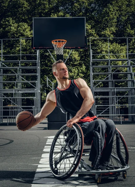 Jogador de basquete aleijado em cadeira de rodas — Fotografia de Stock