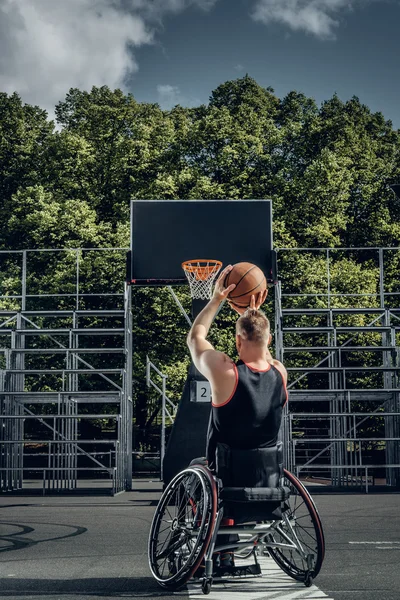 Jogador de basquete aleijado em cadeira de rodas — Fotografia de Stock