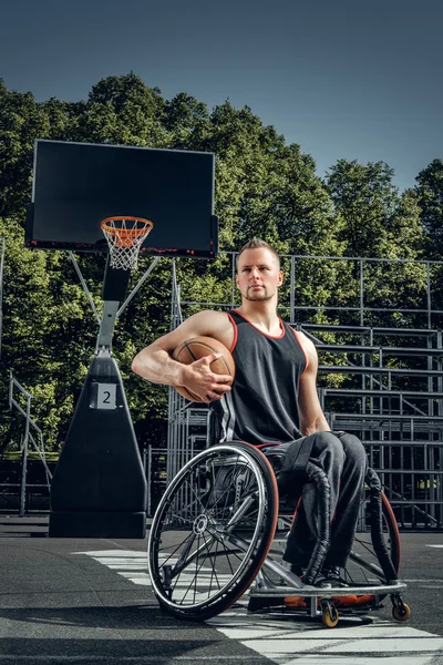 クリップル車いすバスケット ボール選手 — ストック写真