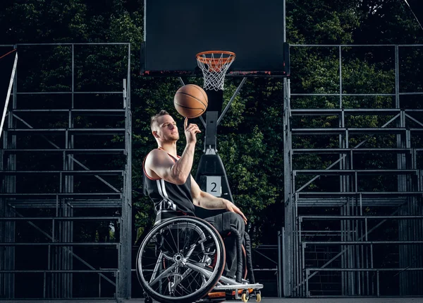 Jogador de basquete aleijado em cadeira de rodas — Fotografia de Stock