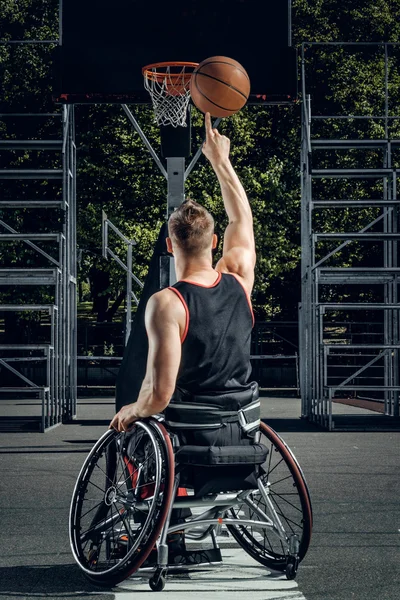 Tekerlekli sandalyede kötürüm basketbol oyuncusu — Stok fotoğraf