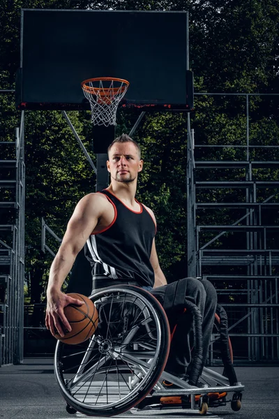 Jogador de basquete aleijado em cadeira de rodas — Fotografia de Stock