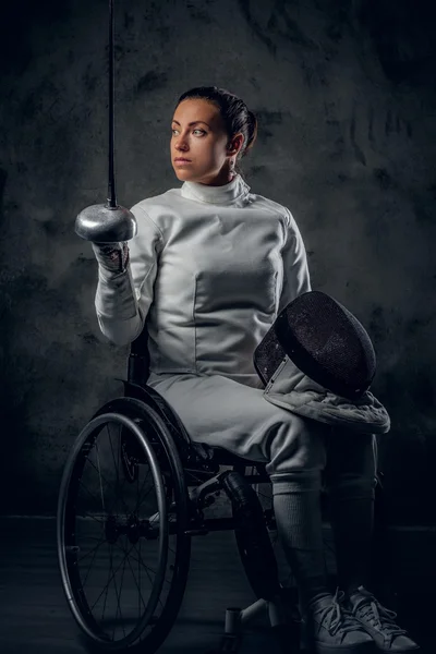 Женский паралимпийский фехтовальщик — стоковое фото