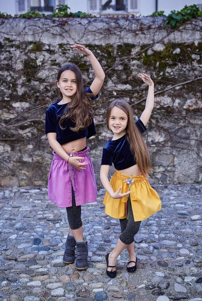 Dos mujeres adolescentes bailando danza folclórica —  Fotos de Stock
