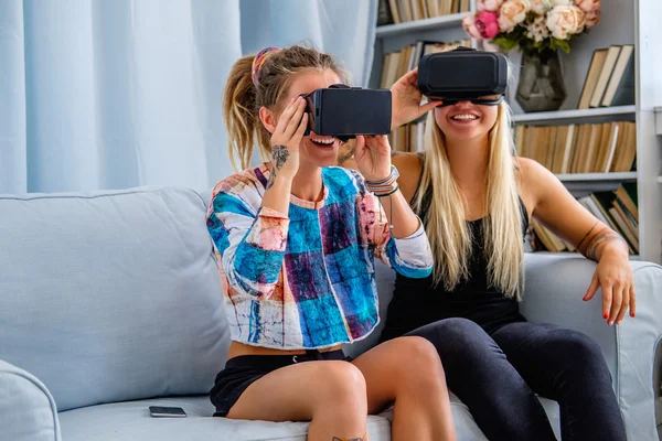 Meisjes met VR-bril — Stockfoto