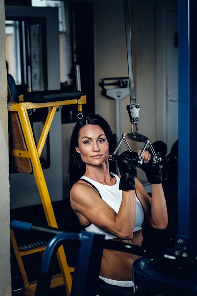 Donne muscolari che fanno allenamenti — Foto Stock