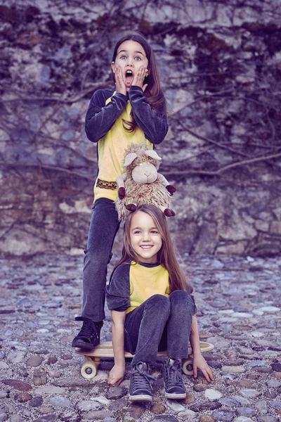 Twee schattige tiener vrouwtjes — Stockfoto