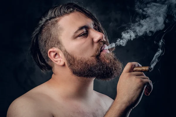Barbuto maschio fumare un sigaro — Foto Stock