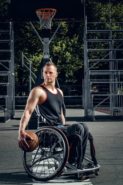 Joueur de basket cramoisi en fauteuil roulant — Photo
