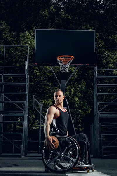 Jogador de basquete aleijado em cadeira de rodas — Fotografia de Stock