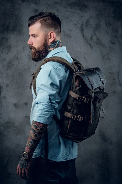 Tetovaný batohem pózuje — Stock fotografie