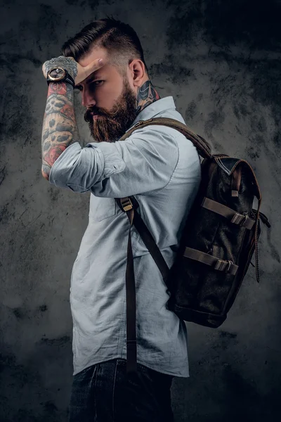 Getatoeëerde backpacker poseren — Stockfoto