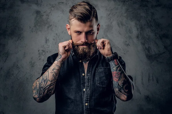 Bearded hipster with tattooes on his arms — Stock Photo, Image