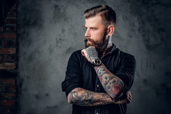 Bebaarde hipster met tattooes op zijn armen — Stockfoto