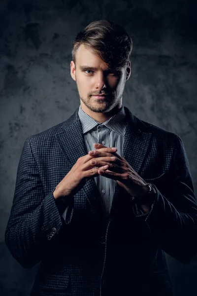 Elegant man i kostym — Stockfoto