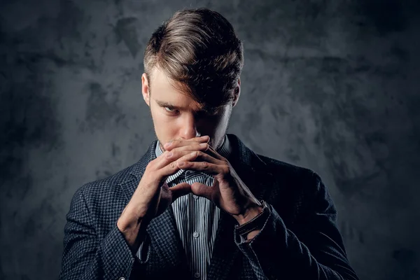 Elegante macho en un traje — Foto de Stock